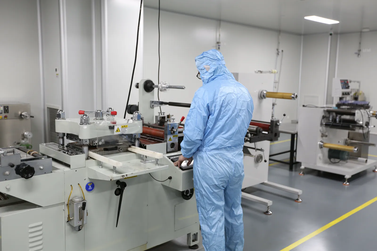 Cleanroom converting workshop with roll-to-roll production equipment
